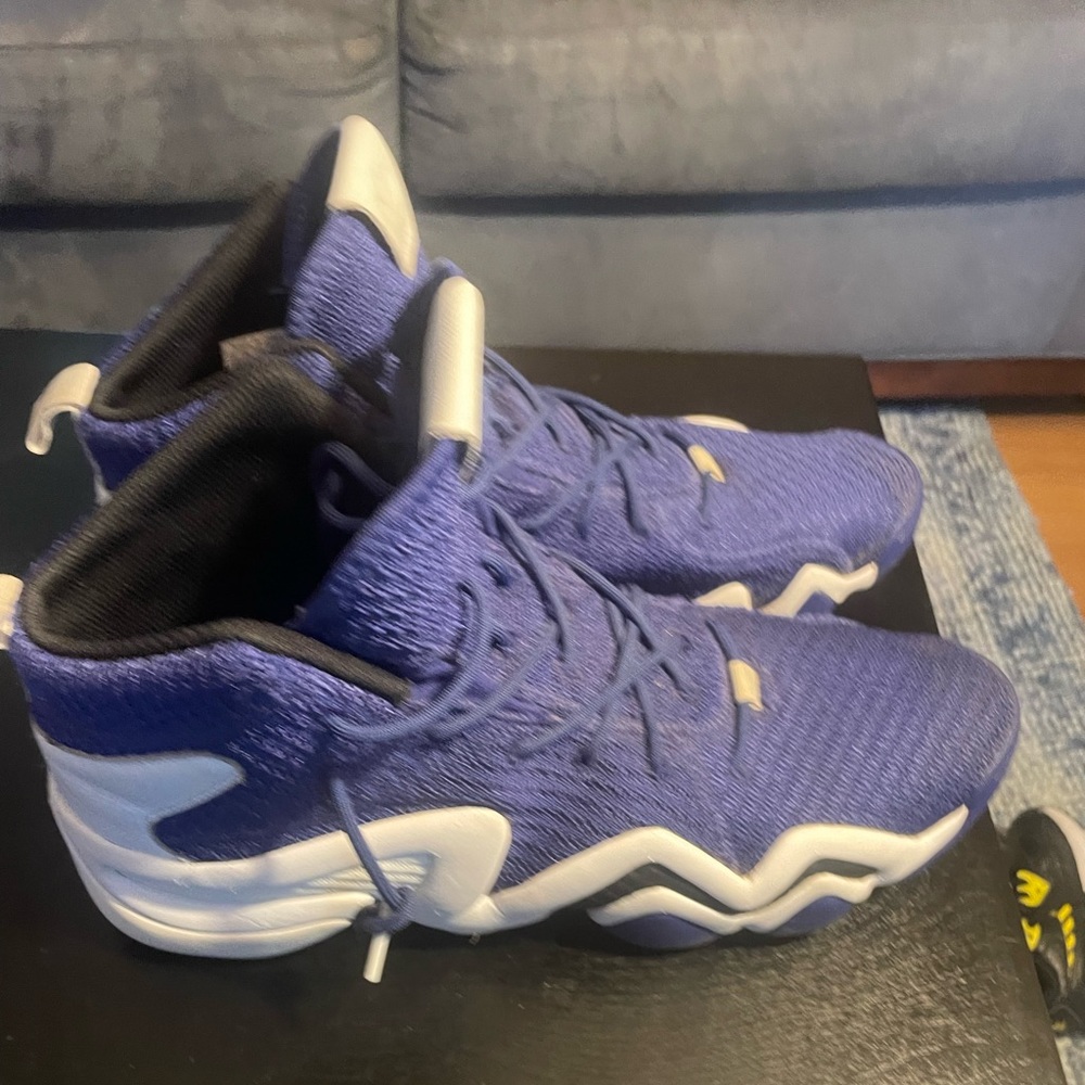 Crazy 8 Kobe Bryant’s size 12